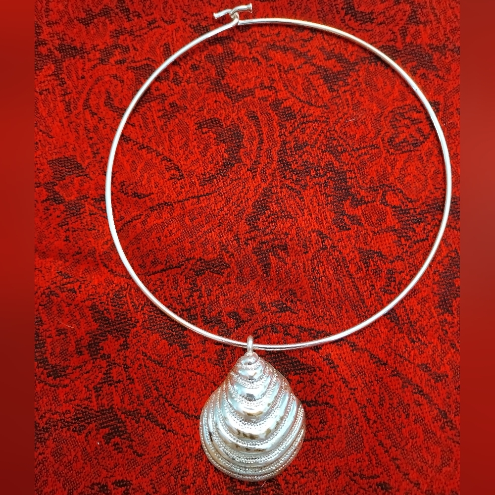 Reversible pendant